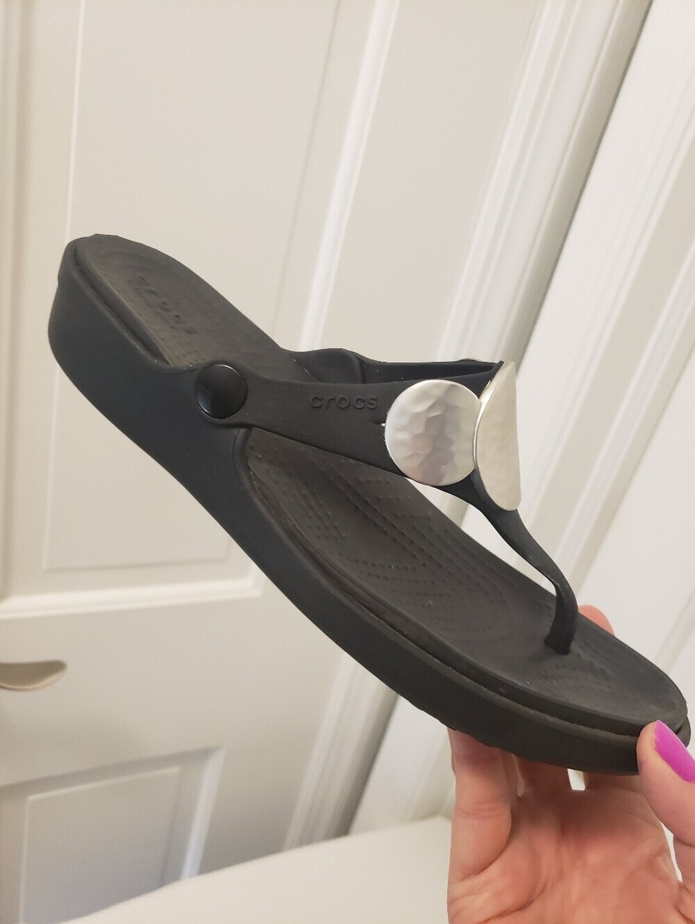 CROCS Black Sanrah Silvertone Hammered Circle Embellishments Slide Sandals Sz 9 - Picture 2 of 12